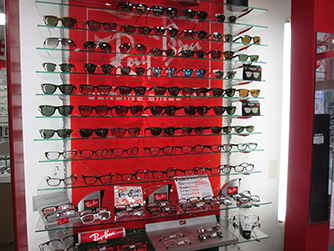 『Ray-Ban』はサングラス約150本、眼鏡約50本を常時展示。