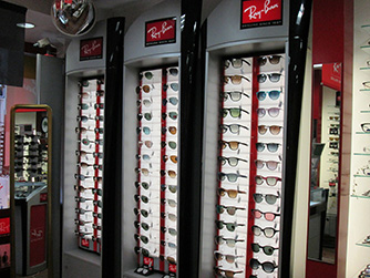 『Ray-Ban』のディスプレイには新作から、人氣モデルがヅラリと並んでます。